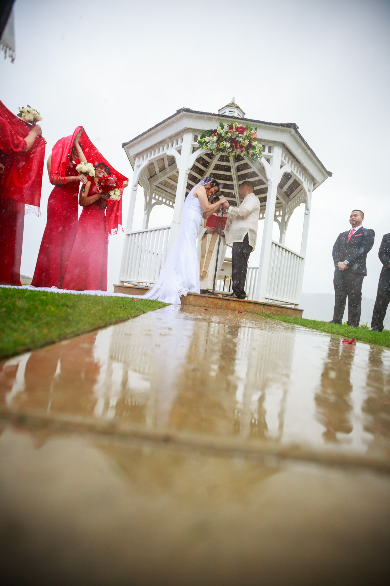 The rainy outdoor ceremony of Melanny & Ben